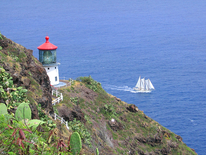 マカプウ灯台とヨット