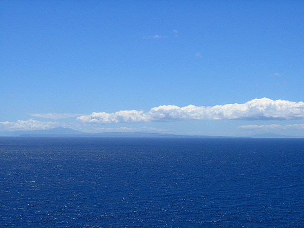 水平線のモロカイ、マウイ、ハワイ島